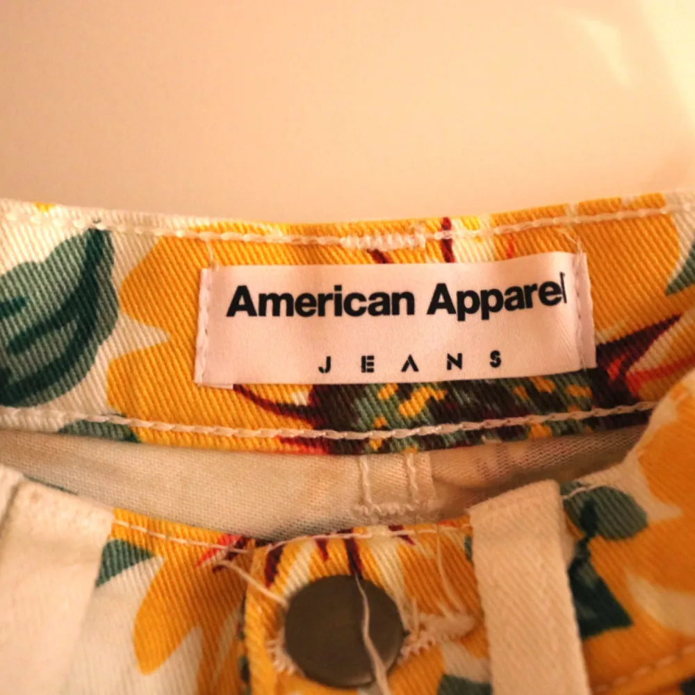 Blommiga högmidjade shorts från American Apparel! . Shorts.