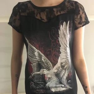  - Svart T-shirt med spets aldrig använd men den är i bra skick swish går bra köpare står för frakt