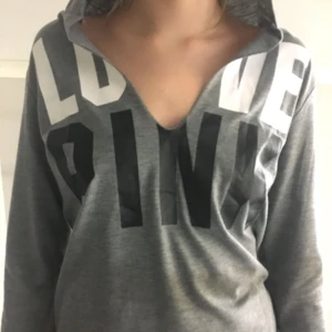  - Fake tröja från pink, aldrig använd förutom på modellen på bilden luva finns på den och tröjan är i bra skick, swish går bra köpare står för frakten