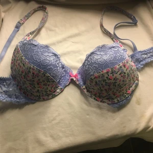 - Bh lilablå spets med blommor på, ingen vaddering, använd men är i jättefint skick jag älskar den och den är jättemjuk, swish går bra köpare står för frakt