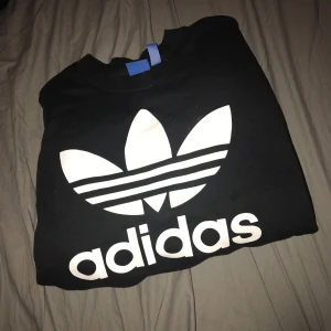  - Snygg tröja från Adidas. Frakt 50kr