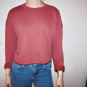  - Roströd lite cropped tröja från BIKBOK. Storlek XS. Frakt 50kr