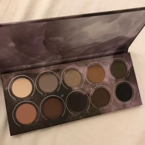  - En extremt vacker palett med färger speciellt valda för en smokey eye! Zoeva är kända för sitt högkvalitativa pigment. Denna är helt ny, har inte använt den då jag helt enkelt haft för många liknande färger i andra paletter. Nypris 250kr. Mitt pris: 150kr ink frakt. 