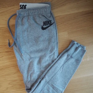  - Mjukisbyxor från Nike. Använda fåtal gånger. Ljusgråa med svart logga