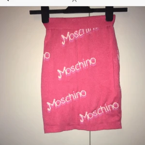  - Fejk moschino kjol med lite Barbie tema, endast testad, lite skrynklig från att ha bara suttit vikt i två år..