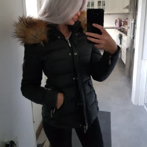  - Säljer nu min jacka från märket Rock and blue. Är storlek 32 men passar även 34. Den slutar precis på rumpan (jag är 160). Säljer pga köpt en annan modell jag hellre ville ha. Skriv för mer info/frågor/bilder 💖 nypris: 2300:- pris kan diskuteras
