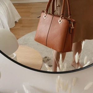 Brun handväska - Superhärlig handväska i fake-läder🤍 har jättemånga fack och både handtag och axelband! Nyskick🤍  Köpare står för frakt