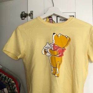 DISNEY t-shirt - T-shirt från Disney med motiv av Nalle Puh🧡 Står storlek S, men skulle säga att den passar mer som en XS. 