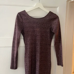 Klänning  - Kort klänning i väldigt fint skick. Använd ett fåtal gånger. 