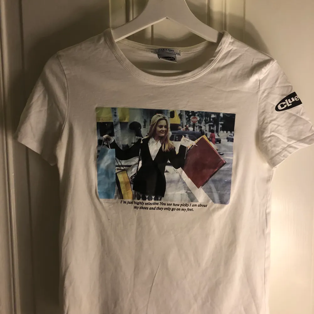 Vit t-Shirt med tryck från filmen Clueless. Köpt på Zara för två år sen för 199. T-shirts.