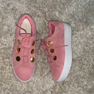 Skor! - Här är ett par skit snygga skor från Agnes Cecilia! De är i rosa mocka. Bara använda 1 gång. Säljer dessa pga fel storlek💕💕💕💕💕💋💋