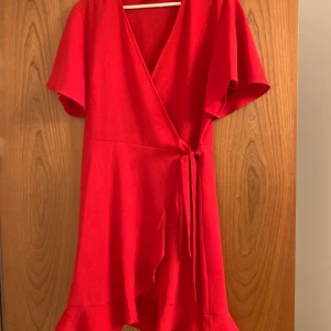 Röd omlottklänning oanvänd  - Passar en 34-  36, 