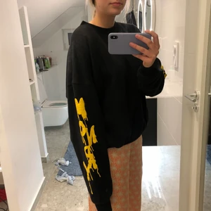 Cheap Monday Sweatshirt - Säljer min Cheap Monday Sweatshirt då den nästan aldrig kommer till användning längre!
