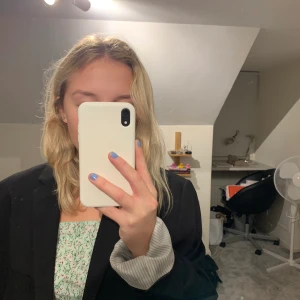 Topp! - Sjukt söt och trendig Crop topp. Perfekt under en kavaj nu till vintern eller bara som den är. Knappar i ryggen. Frakt ingår inte. Buda💞💞💞