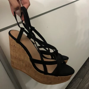 Helt nya klackar - Oanvända fräscha sandaler i storlek 37