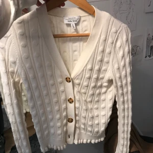 Kofta/tröja från & other stories - Superfin tröja från and other stories. Går att ha som både kofta och tröja, kommer tyvärr inte till användning för mig längre. Nypris 490kr. 