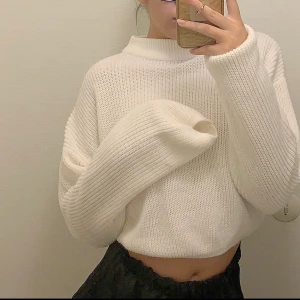 Stickad oversized magtröja - Säljer denna mycket bekväma, oversized stickade magtröja då den inte blev i så stor användning trots allt. Använd fåtal gånger men fortfarande i mycket bra skick och nytvättad! Nypris: 250kr. Perfekt nu när vintern närmar sig🥰🥰🥰