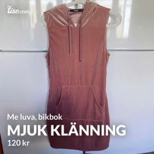 Mjuk klänning bikbok - En mjuk och len klänning med luva från bikbok i strl m men passar xs-m. Helt ny! Frakten ingår 🦋