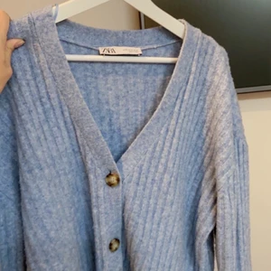 Cardigan - Blekt blå kofta/cardigan från zara, använd några gånger därav lite nopprig men inte märkvärdigt. Frakt tillkommer