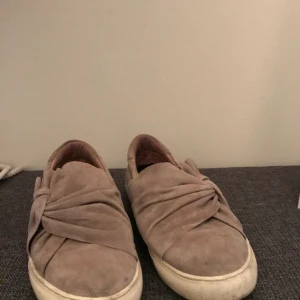 Sneakers skor - Gråa sneakers skor med detalj, använda enstaka gång