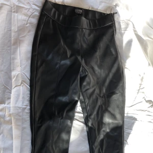 Byxor i käderimitation  - Riktigt snygga byxor från Zara som tyvärr är för små för mig. Knappt använda