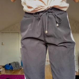 Kostymbyxor  - Snygga kostymbyxor i lite tunnare material, väldigt sköna att ha på sig. Kan fraktas 