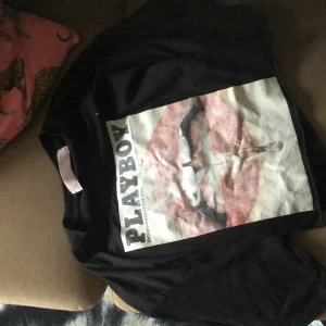 Playboy T-shirt  - Blekt men fint skick. Storlek 34 men oversize:) 