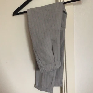 Kostymbyxa från Bershka i st:S - Köpta på affären Bershka. Ett par kostymbyxor som man får en bra bakdel i då det fins låtsas fickor där bak. Finns även riktiga fickor på sidorna av byxorna, du kan även ha skärp till dessa byxor då de finns sånna öglor. Använd en gång. St:S Pris= 198kr köparen står för frakt 💗