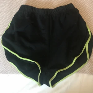 Svarta mjukisshorts med gröna detaljer - Säljer för 80 kr med gratis frakt!