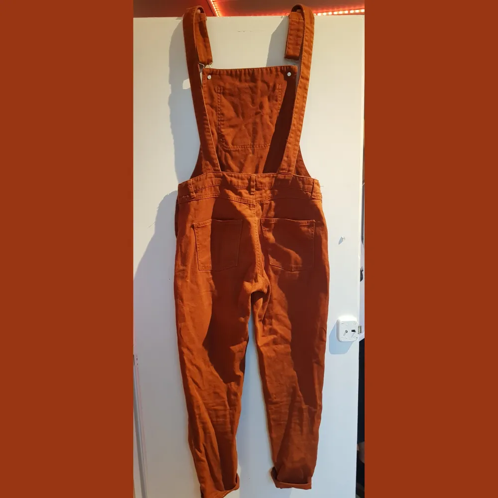 Ett par supersnygga orangea hängslebyxor köpta på monki. Tyvärr för små men riktigt snygga byxor som gör en outfit. Pris +frakt. Jeans & Byxor.