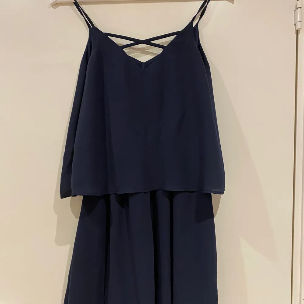 Blå klänning med fina detaljer i storlek XS. Fint skick. . Klänningar.