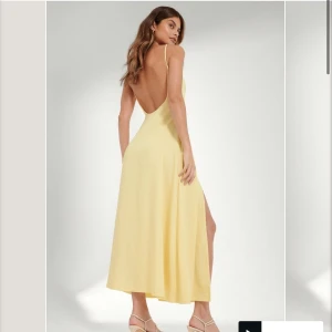 Säljer denna klänning från Nakd eftersom de är fel storlek  - Den är ljusgul med en slits vid benet och en öppen rygg i strl 36🦋💕☁️💟