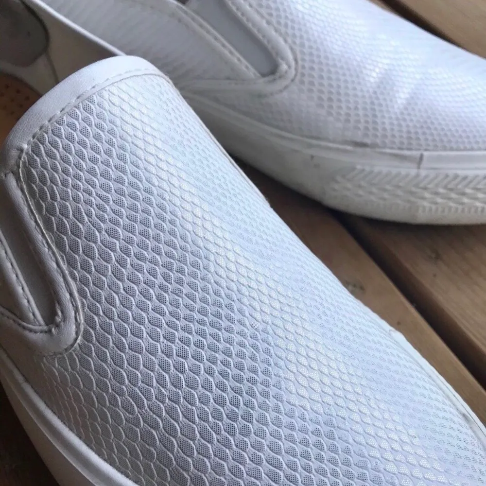 Vita fräscha skor med ett lätt skimmer på sig och som är lätta att dra på. Från Vamsko, märke Sowhat. Får tyvärr ingen användning av dom, därför säljs dom. Original pris: 499kr. Köpare står för frakt(99kr)! Storlek: 37 Använt en gång . Skor.