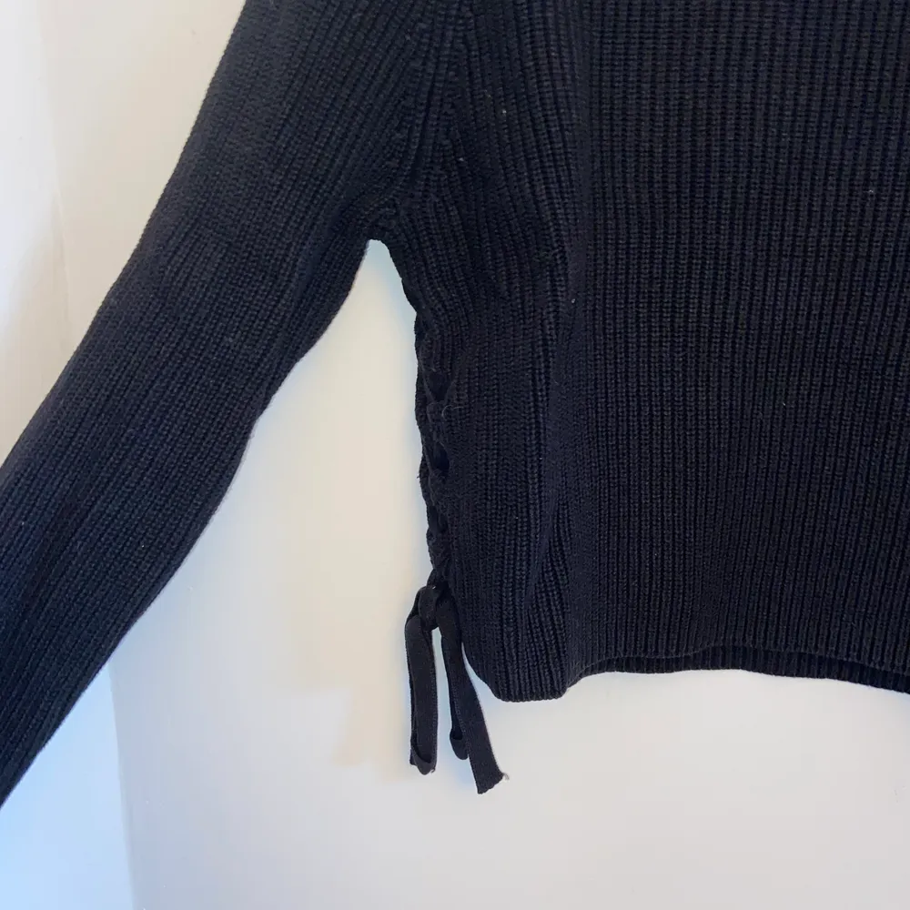 En svart stickad tröja från crocker med snörning på sidorna. Frakt tillkommer 🦋🦋. Tröjor & Koftor.
