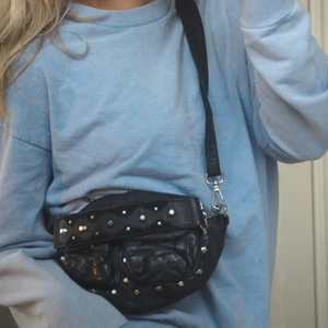 Unlimited bag - Svart väska från unlimited bags. Den minsta storleken. I gott skick. Svart. Passar till mycket. Förvånansvärt rymlig. Kontakta för fler bilder.