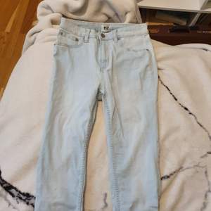 Jeans i modellen shake från lager 157, aldrig använda