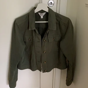 Militärgrön jacka - Militärgrön jacka köpt från asos💖