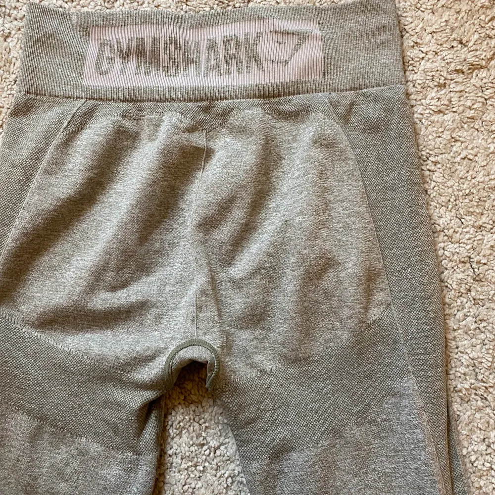 Säljer mina gymshark tights i nyskick. strl M.   Pris kan diskuteras så buda!!!!!. Övrigt.