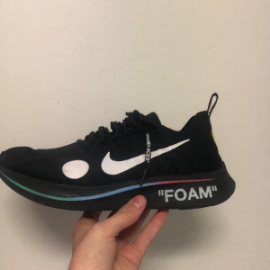 Off white nike zoomfly - Sköna och snygga skor, storlek 44. Nypirs: 2000. StockX säljer för 4000-5000kr men jag tänker mig 1900. Dom är i bra skick har använt dom 4 gånger