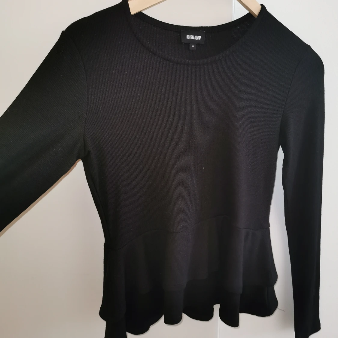 Svart tröja med en utvängd nederdel🖤