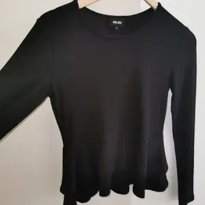 Säljer denna svarta tröja i storlek M, med en härlig utsvängd nederdel som ger tröjan det lilla. Använd endast en gång, tyvärr passar den inte mig så den behöver en ny ägare. 🖤