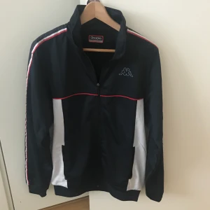 Kapa tröja strl M - Helt ny och oanvänd , bara lapparna som e borttagna. 200kr inkl frakt 