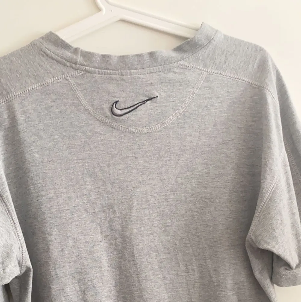 Jätte snygg vintage Nike grå oversized t-shirt i storlek L. Väldigt bra skick,använd 1 gång. Inga fläckar eller något. Om det är många intresserade så går det att buda i kommentarerna. Frakt ligger på 63kr.. T-shirts.