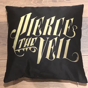 Prydnadskudde överdrag Pierce The Veil - GRATIS FRAKT! Svart prydnadskudde med texten Pierce the Veil på båda sidor. Glansigt material. INNERKUDDE INGÅR INTE! Kontakta vid frågor angående mått eller annat :)