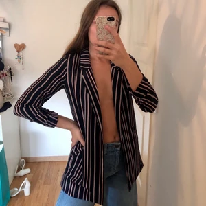 Blazer/Kavaj Randig  - Superfin och trendig kavaj från Pull&Bear. Använd en gång! Strl S. 