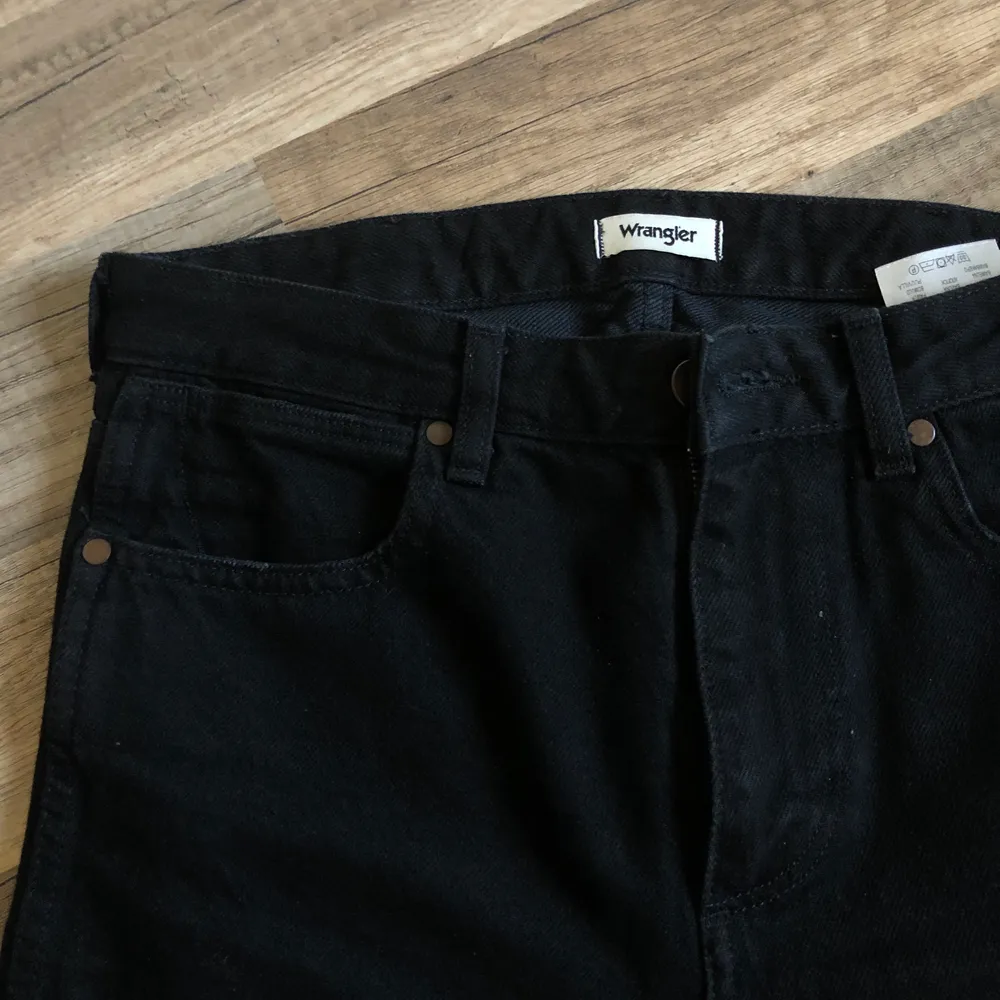 Overzise jeans i en rak modell från Wrangler. Byxan är något kortare i längden. Säljer pga att den tyvärr inte kommer till användning, i nyskick!! Använda endast 2 gånger.. Jeans & Byxor.