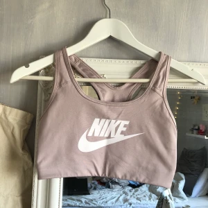 Nike sport bh - Fin rosa sport bh från nike! Frakt kostar 42 kr