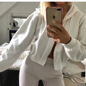 Croppad kofta - Jätte fin Kroppad kofta från gina. Högsta budet ligger på 250kr