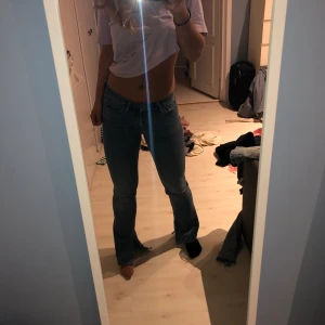 Lowwaist jeans - Lowwaist jeans från Crocker med slits i storlek 25/32. Så snygga och i så bra skick, skriv om du vill ha fler bilder. 