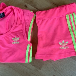 ”Adidas” mjukisset💕 - Superskönt mjukisset (linne och shorts) i rosa med gröna streck🍀 uppskattar storleken att vara ca Small💕  köpare betalar frakten